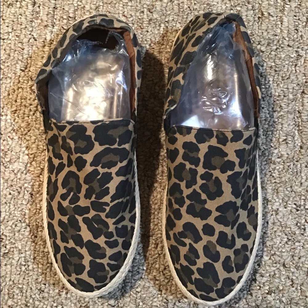 Women’s size 10m true craft leopard print shoes slip ons